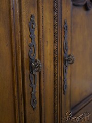 L73127: Country French High Quality China Cabinet