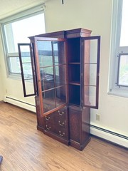 Henredon George III Style Mahogany Breakfront China Cabinet – Glass Doors
