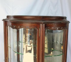 Antique Mahogany Curio Cabinet – Serpentine Glass – Original finish