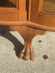 ANTIQUE AMERICAN TIGER OAK BOW FRONT CURIO . CARVED LION LEGS. L@@k!!