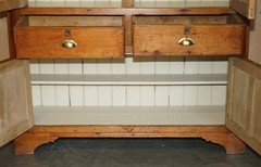 PERFECTLY FORMED ANTIQUE GEORGIAN CIRCA 1780 PANELLED PINE HOUSEKEEPERS CUPBOARD