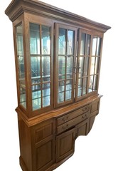 Thomasville Vintage Oak Traditional Style China Cabinet with Hutch – Mirrored Ba