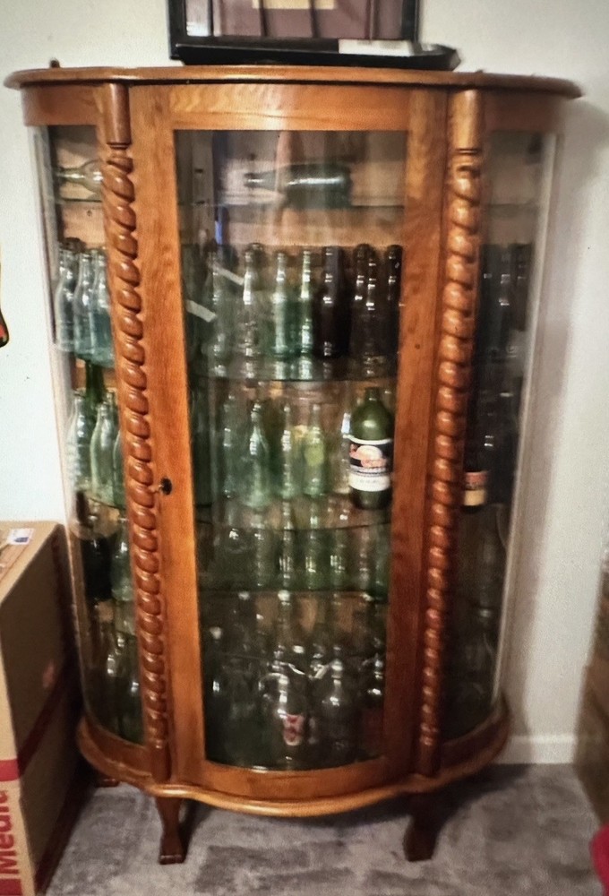 Nice Antique Original 1950’s to 60’s Glass Cabinet !