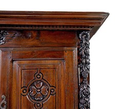 18TH CENTURY FRENCH CARVED WALNUT CUPBOARD
