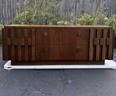LANE AMERICAN MODERN WALNUT CREDENZA CHINA CABINET. SCULPTURAL BLOCK FACADE.