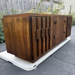 LANE AMERICAN MODERN WALNUT CREDENZA CHINA CABINET. SCULPTURAL BLOCK FACADE.