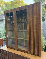 LANE AMERICAN MODERN WALNUT CREDENZA CHINA CABINET. SCULPTURAL BLOCK FACADE.