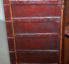 LOVELY CIRCA 1900 ORIENTAL HAND PAINTED SIDE CUPBOARD BOOKCASE METAL STRAP WORK