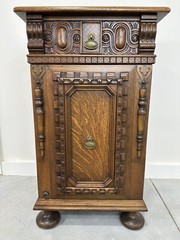Vintage Baroque Style Kittinger Furniture Liquor Cabinet Perfect for Small room