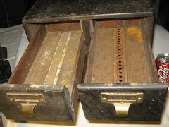 ANTIQUE HOME WOOD CARD FILE CABINET BRASS PLAQUE FOOD RECIPE STORAGE DRAW HOLDER