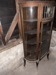 ANTIQUE SMALL AMERICAN OAK CURVED GLASS CHINA CURIO CABINET C 1900