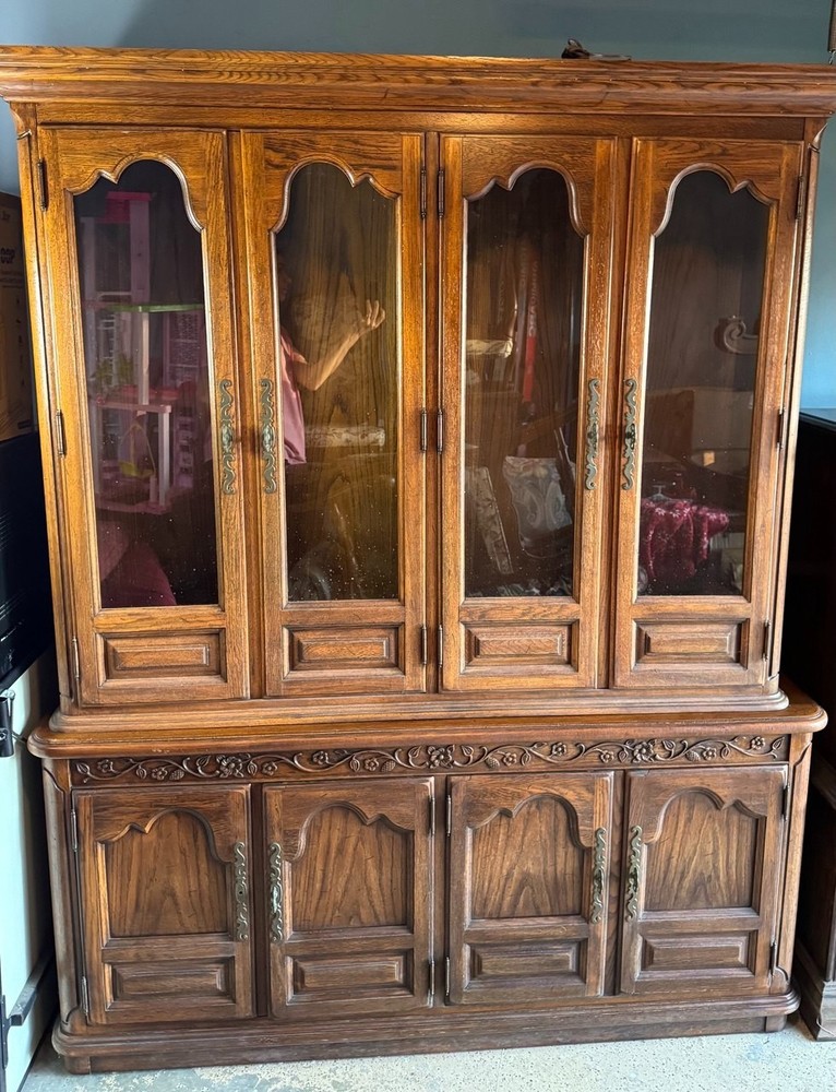Thomasville Solid Wood China Cabinet / Display Hutch – Vintage Traditional Style