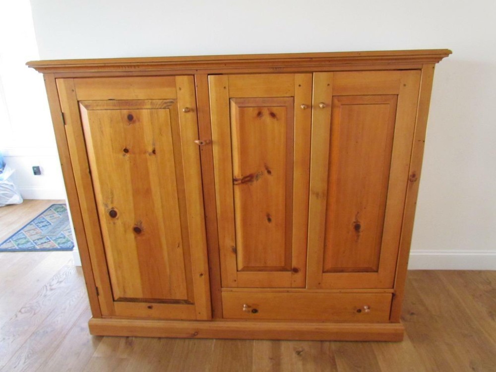 CIRCA 2004 BUCKS COUNTY, PA COUNTRY PINE ENTERTAINMENT CABINET,STEPHEN VON HOHEN