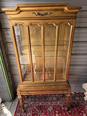 Vintage Weiman Italian Hollywood Regency Style Gilded Display Cabinet. Gold leaf