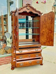 Henredon Filio French Baroque display cabinet with lighted bar + Mirrored