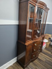 ANTIQUE 1950s DREXEL TRAVIS COURT COLLECTION BOW FRONT MAHOGANY CHINA CABINET