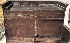 LATE 18TH CENTURY ANTIQUE GEORGE III PERIOD CHIPPENDALE MAHOGANY LINEN PRESS